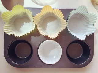 小芽早餐-意式早餐鸡蛋杯 ,在玛芬模具中放入纸杯，各种形状都可以哈！
此时烤箱可180度预热