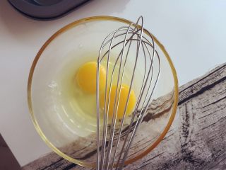小芽早餐-意式早餐鸡蛋杯 ,将鸡蛋用打蛋器打匀，放入一点点海盐调味（牛奶也可以加一点，看自己喜好）