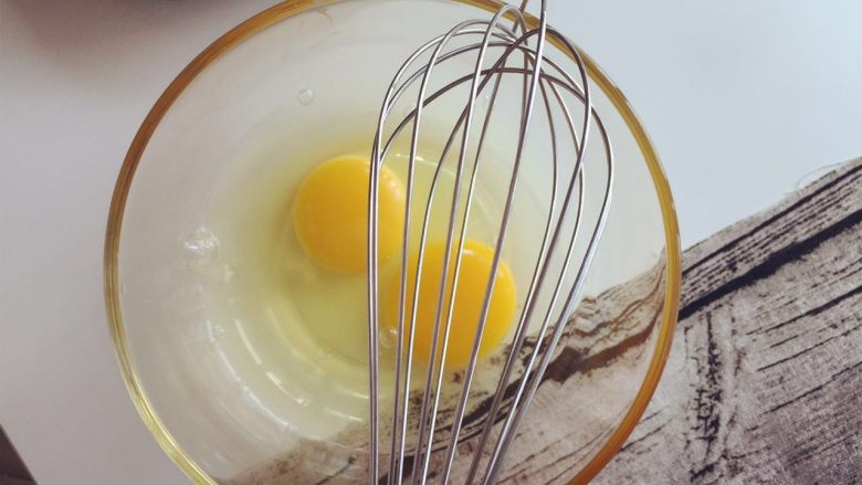 小芽早餐-意式早餐鸡蛋杯 ,将<a style='color:red;display:inline-block;' href='/shicai/ 9'>鸡蛋</a>用打蛋器打匀，放入一点点海盐调味（牛奶也可以加一点，看自己喜好）