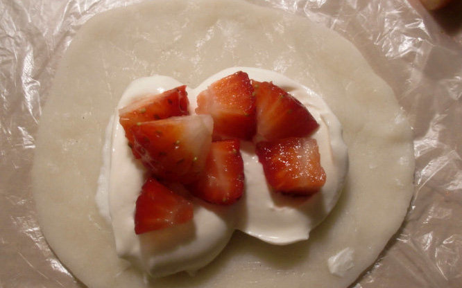草莓雪梅娘,淡奶油加糖打发。和草莓块一起放在面皮中间