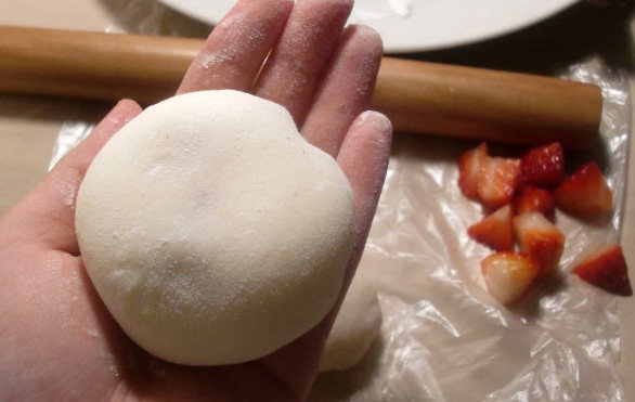 草莓雪梅娘,包好之后，外面可以撒一些熟糯米粉。放冰箱冷藏后再食用。