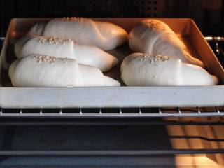 肉松牛角包,烤箱上下火200度预热，将烤盘放进中层烤20分钟左右。