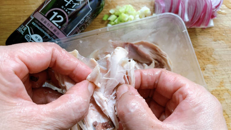 柠檬鸡柳,鸡腿整个上锅蒸熟后，过凉水放冷鲜冷藏一会儿，取出后，将肉撕成小块。