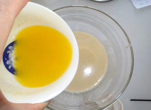 芒果小蛋糕,黄油液倒入牛奶芒果液里