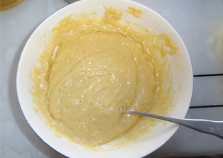 芒果小蛋糕,液体的材料和粉状材料混合均匀，倒入模具3分之2满即可。