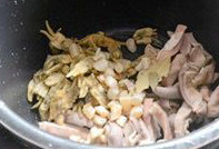 干贝蛏干炖猪肚,将所有加工好的材料放入电压力锅