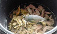干贝蛏干炖猪肚,加适量的清水，料酒、香叶和姜片各少许，按“肉/鸡”键即可，开锅后加点盐和鸡精