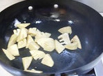 三杯春笋,炒锅注油烧到八成热，下入笋块煸炒，炒至笋块表面金黄