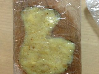 豌豆黄,包上保鲜膜放进冰箱冷藏5到6个小时