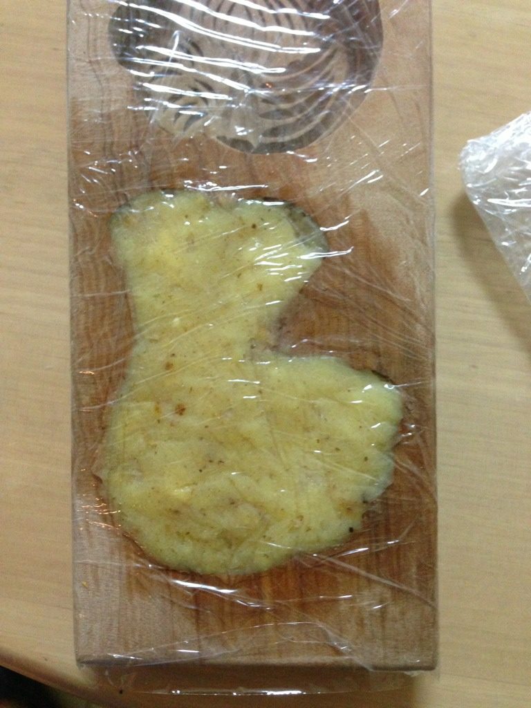 豌豆黄,包上保鲜膜放进冰箱冷藏5到6个小时