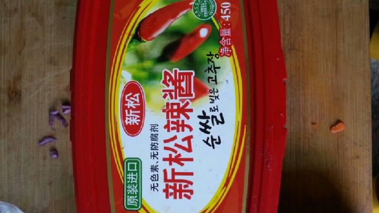 石锅拌饭,<a style='color:red;display:inline-block;' href='/shicai/ 8582'>韩国辣酱</a>用调羹装3-4勺放入碗里，加番茄沙司，加生抽。最后加点白开水，搅拌均匀