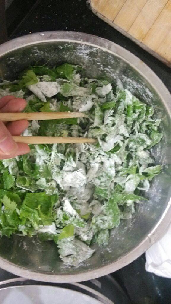 蒸芹菜叶,搅拌均匀。