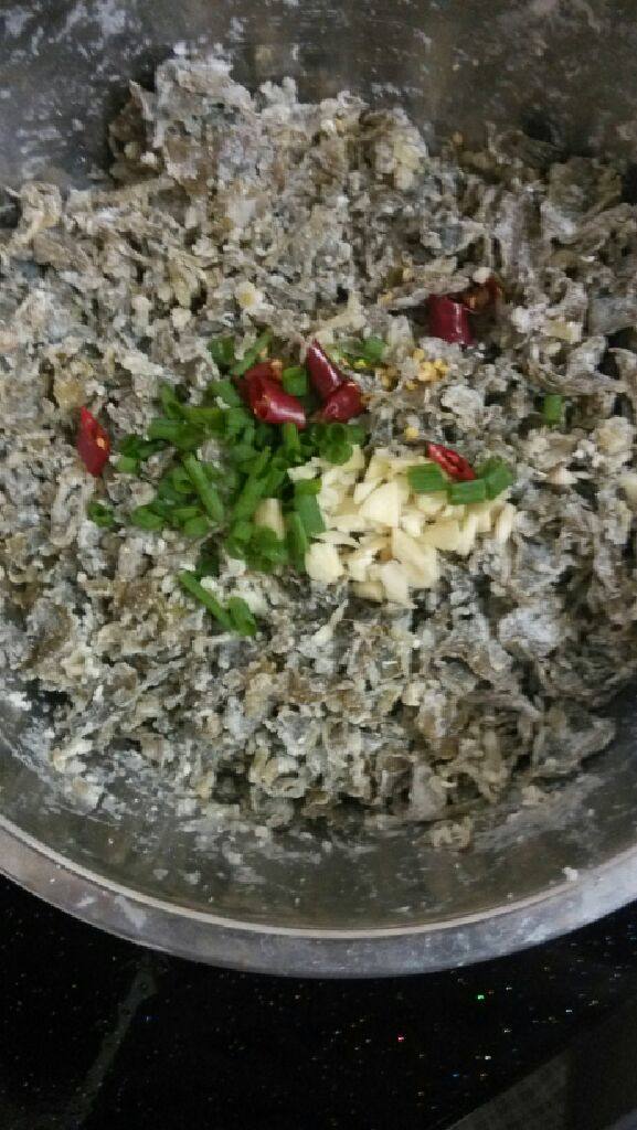 蒸芹菜叶,把刚才切好的干辣椒蒜末小葱花，放在蒸好的菜上。