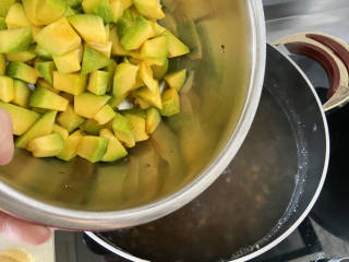 绿豆南瓜粥➕绿豆红枣南瓜粥,开盖，加入南瓜块