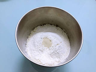 淡奶油小餐包,把主材料除了黄油外，都放入和面桶，顺序为淡奶油、牛奶、鸡蛋、糖和盐对角放，然后放面粉，酵母放最上面