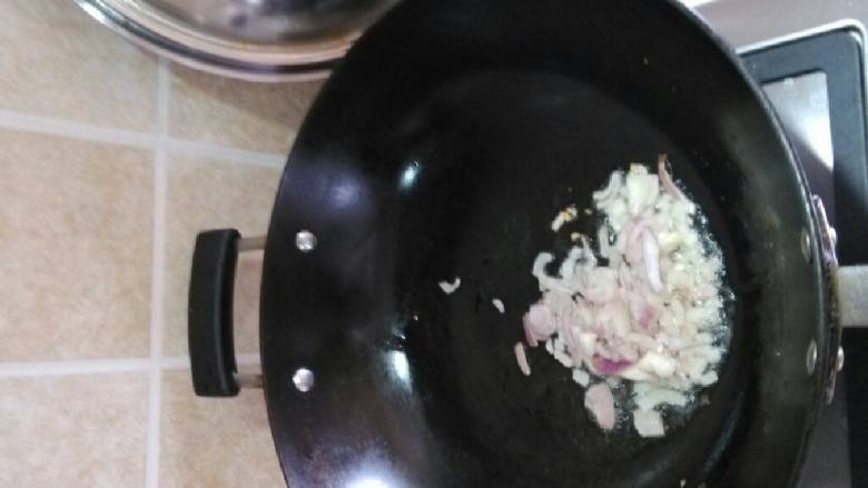 香菇土豆排骨饭,锅烧热放少许油，放入红葱头爆香。
