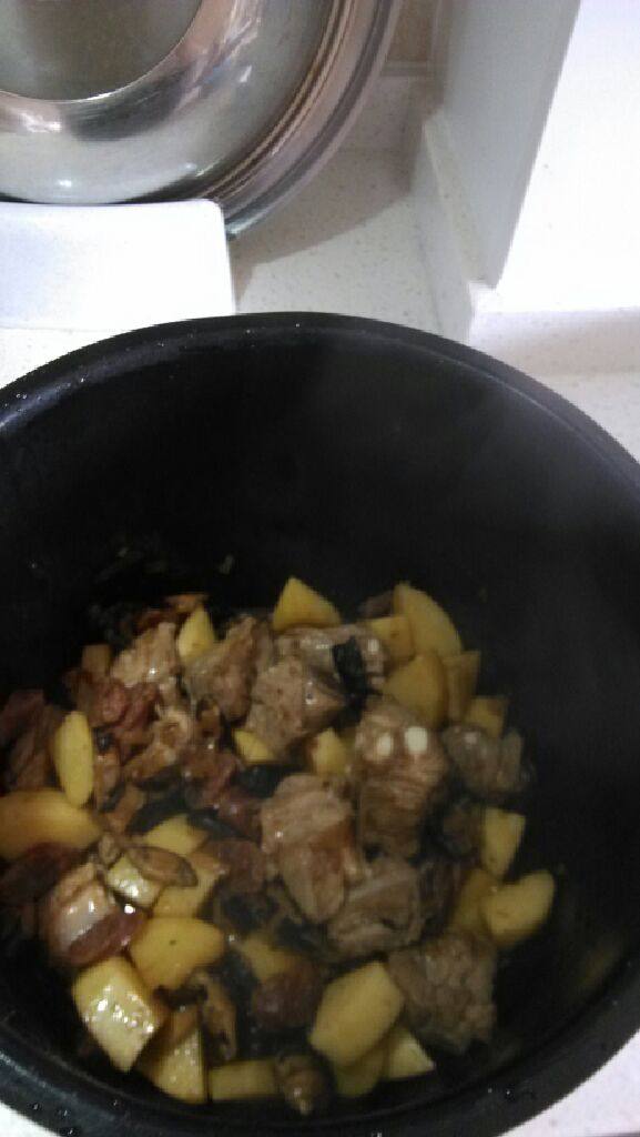 香菇土豆排骨饭,把锅里的材料放入高压锅，用铲子整平。