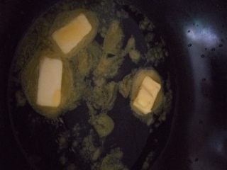 闪电泡芙,把480g水倒入锅内，再放放黄油，慢慢融化后，关火。这个要注意，黄油不要烧的油水脱离，那这锅水就没用了。