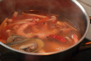 冬阴功汤,加入虾和青口贝煮2分钟左右