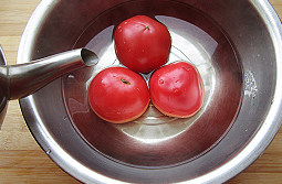 番茄大虾,<a style='color:red;display:inline-block;' href='/shicai/ 59'>番茄</a>清洗干净，用滚开热水烫<a style='color:red;display:inline-block;' href='/shicai/ 59'>番茄</a>表皮，并浸泡半分钟