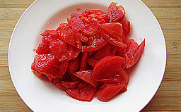 番茄大虾,烫好的番茄剥皮皮，去掉蒂部，切成块备用