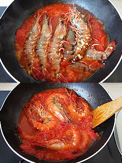 番茄大虾,等锅里水烧开后，将腌制好的虾放入锅中，加盖焖煮，等到虾完全变红熟透后，即可关火，撒少许葱花和<a style='color:red;display:inline-block;' href='/shicai/ 720'>胡椒粉</a>，即可出锅