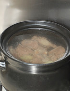 萝卜牛骨汤,焯完水的牛排骨用温水洗净，重新入锅，加姜片和足量的水煮开转小火
  炖3个小时左右。