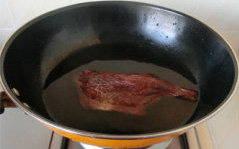 腊味香芋煲,腊鸭腿放入锅中，加水煮10分钟
