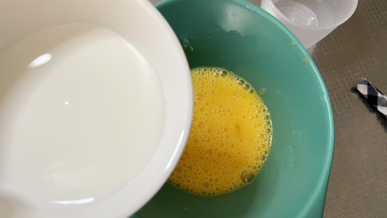 土豆泥蛋卷,取两个鸡蛋打散搅打均匀，再加入少许牛奶搅拌均匀