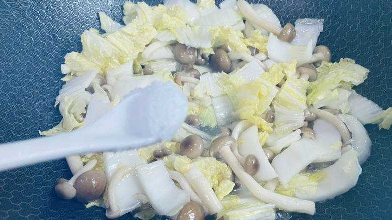 白菜炒蘑菇,根据个人口味加入适量盐