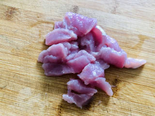 冬瓜瘦肉汤,猪瘦肉洗净沥干水分，切成薄片。