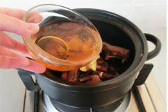 腊味香芋煲,在砂锅中倒入清水，放入腊鸭腿、姜片、黄酒，大火烧沸后，转小火加盖慢煲30分钟。