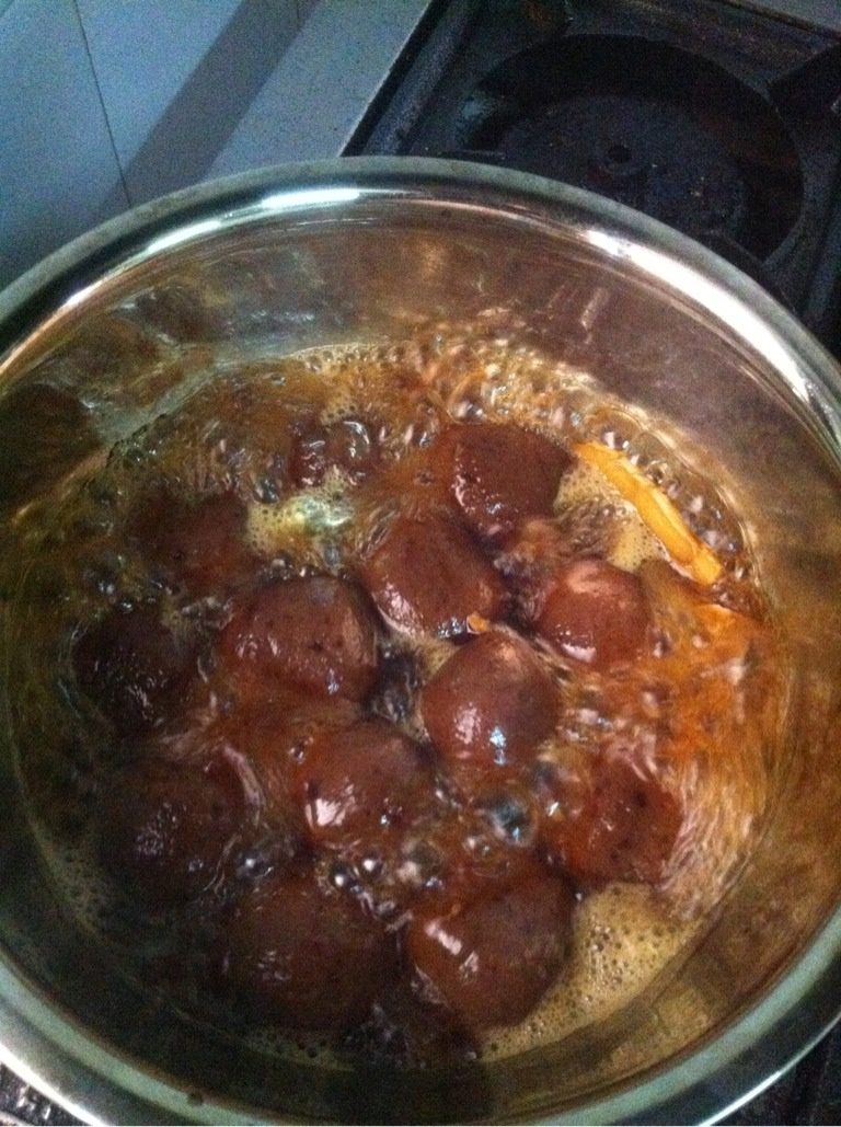 紫芋糖不甩,煮好的丸子放到姜红糖水里熬煮3分钟捞出装盘