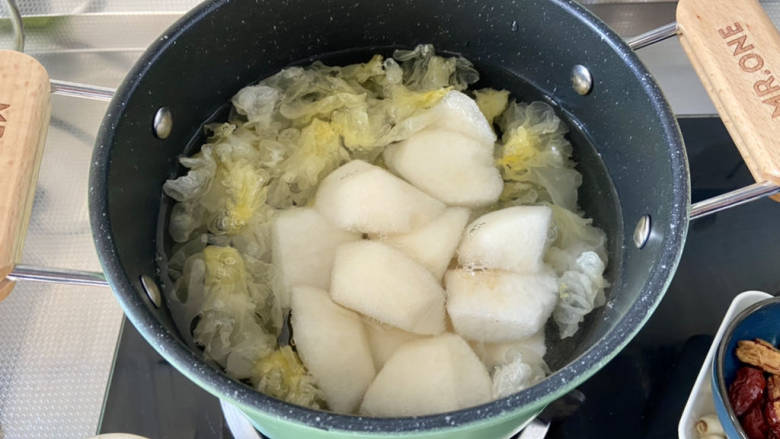 梨子炖肉➕银耳雪梨煲瘦肉,汤锅中放入适量清水，我大概加了2.5升水，放入雪梨，银耳