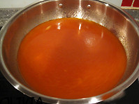 泡菜豆腐锅,倒入适量水，大火烧开。