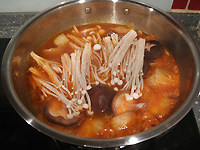 泡菜豆腐锅,将各种菌菇放入锅中煮3—5分钟。