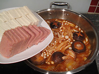 泡菜豆腐锅,然后放入豆腐和午餐肉。