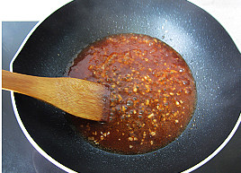 酸甜茄汁小排,锅中放1小勺油，油热后放入切好的蒜末，然后将调好的酸甜汁放入，小火熬至起泡