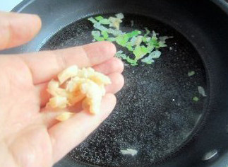 萝卜粉丝鱼丸汤,连放虾仁带泡的水一起加入锅内，再加入适量清汤