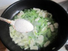 萝卜粉丝鱼丸汤,加入盐等调味，再煮3—5分钟即可出锅