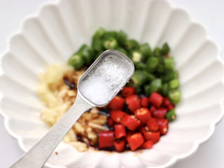盤龍茄子,加入適量的鹽和味精。