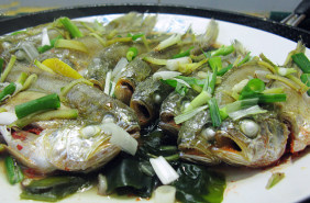 裙带菜清蒸剁椒黄花鱼,蒸锅上汽后，大火蒸10分钟，看到鱼眼由黑变白，就表示鱼肉蒸熟了。