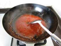 茄汁虾球,下入酱汁，转小火，慢慢煮至浓稠