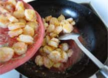 茄汁虾球,下入炒熟的虾仁，翻炒均匀
