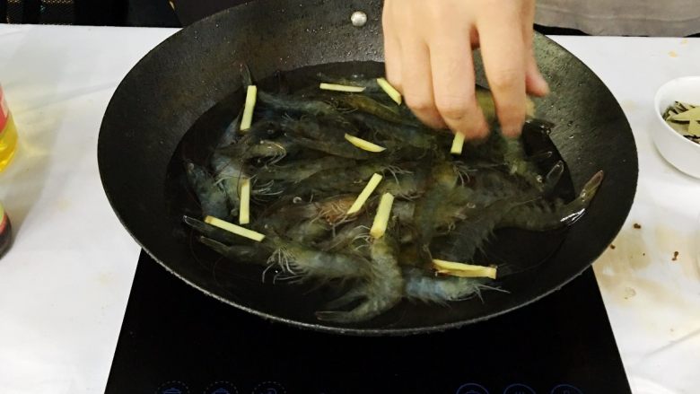 健康水煮虾（懒人菜系列）,把切好的生姜丝直接撒至锅内。