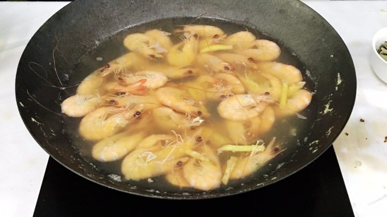 健康水煮虾（懒人菜系列）,然后开火盖锅盖，中火煮3~4分钟即熟。