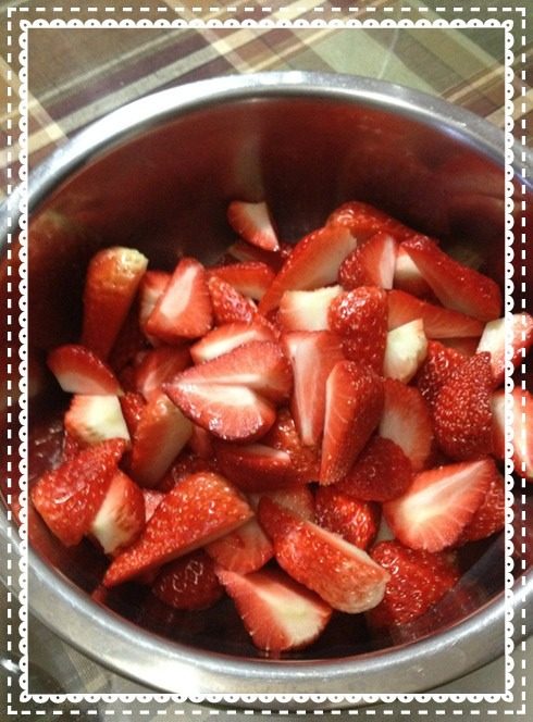 自制草莓酱,草莓洗干净，去蒂，切大块。