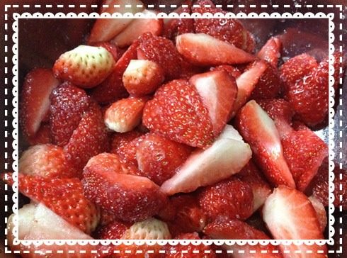 自制草莓酱,<a style='color:red;display:inline-block;' href='/shicai/ 869'>白砂糖</a>均匀撒入，摇匀。入冰箱腌制2小时以上。