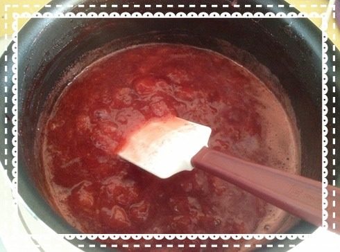 自制草莓酱,腌好的草莓会出很多水，倒入锅中熬煮45分钟到1小时直到草莓酱变得浓稠。