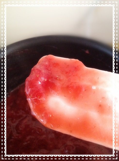 自制草莓酱,熬好的草莓酱趁热装瓶，晾凉后加盖。放入冰箱后可保存2个月左右。